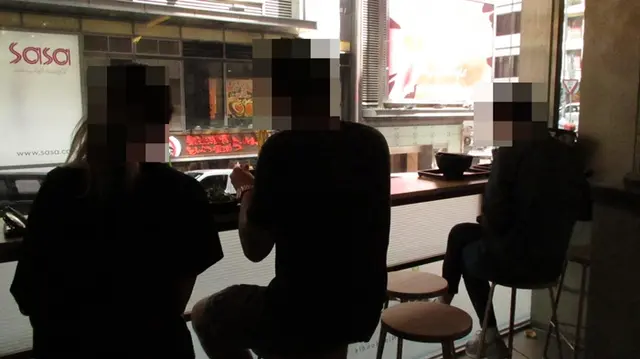 面向街景的高枱單人座