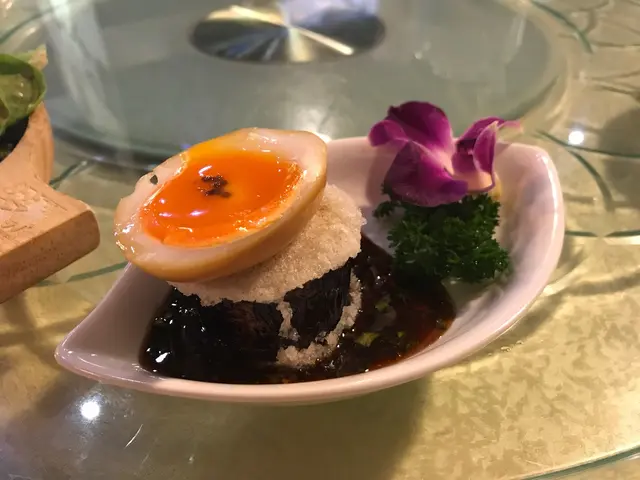 茶燻流心蛋伴黑魚子醬配厚切茄子