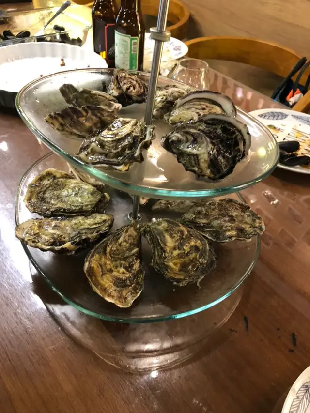 我們自備生蠔，職員很好人的幫我們開蠔，而且他們家其實都有生蠍訂，不過要先預先訂！