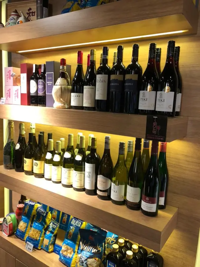 其實這裡是不能賣酒的，因為酒牌關係。但是客人們可以自帶酒水上去