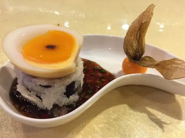 茶燻流心蛋做得剛好,呈半生熟的效果,
蛋黃咬下去微微黏口,蛋黃油香,
蛋白軟彈,
喜歡吃糖心蛋、半熟蛋或..的食客不可錯過!😂