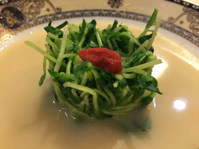 菜苗在溫室種值，碧綠幼嫩，爽脆新鮮，
加上奶白色的魚湯浸泡，
菜苗吸晒湯底的鮮甜，
簡單得黎又美味。