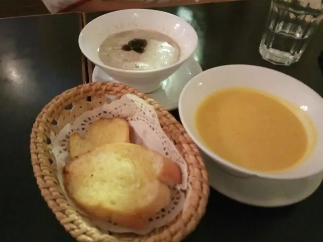 蟹肉南瓜忌廉湯及黑松露菌忌廉湯