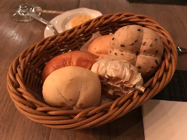 餐包配原個焗蒜頭