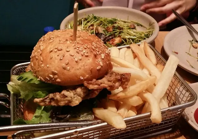 軟殼蟹漢堡配青咖哩蛋黃醬及薯條 