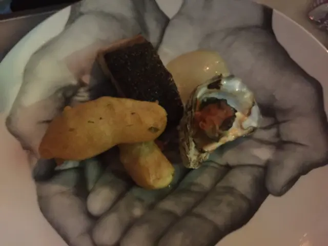 西京燒鱈魚。海膽汁燒蠔。清酒泡。黑芝麻泡