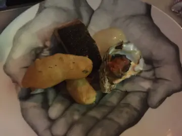 西京烧鳕鱼。海胆汁烧蚝。清酒泡。黑芝麻泡