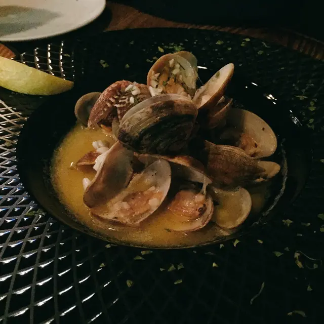 白酒橄欖牛油煮蜆
