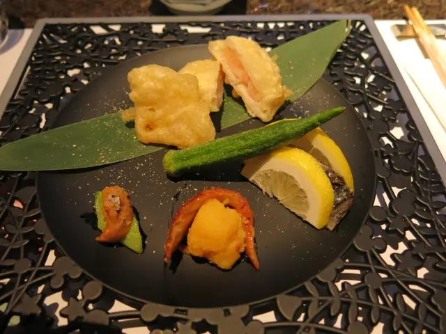 有鯖魚、海膽......最特別係上面的天婦羅同炸物。
由於是很久前用餐，所以已經忘記了是甚麼食材。