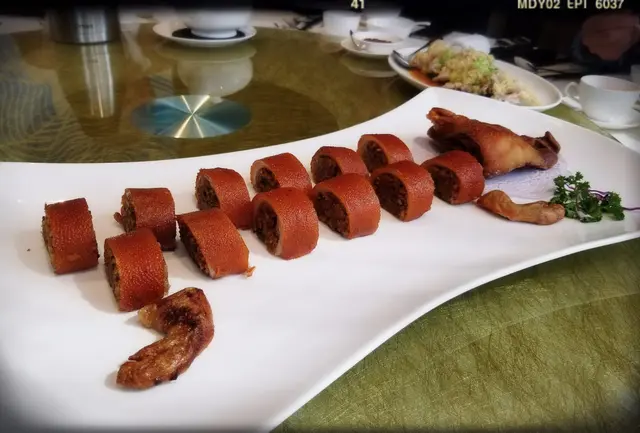 糯米釀脆皮乳豬($690/半隻;$1380/一隻)