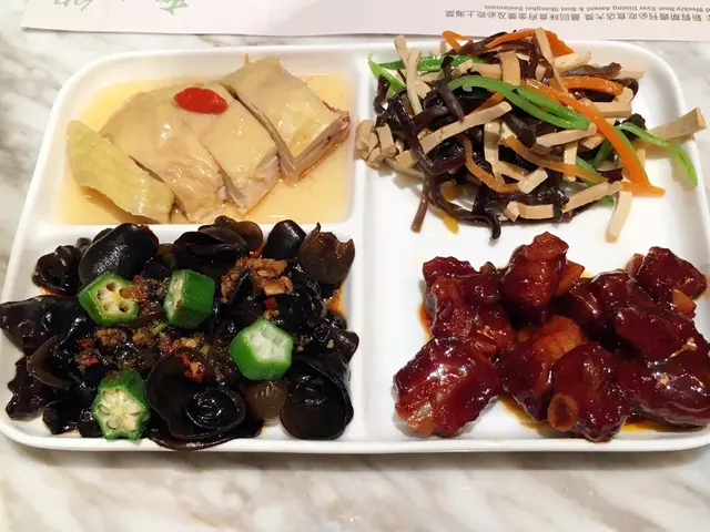 秋葵木耳、花雕白雞、糖醋排骨、涼拌彩絲