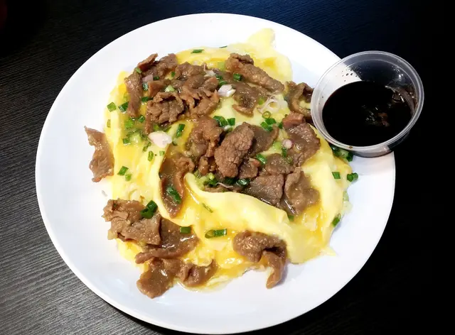 呈漂亮橙黃色嘅流心半熟炒蛋平均咁鋪係白飯面 蛋香香氣撲鼻 真的抗拒不了