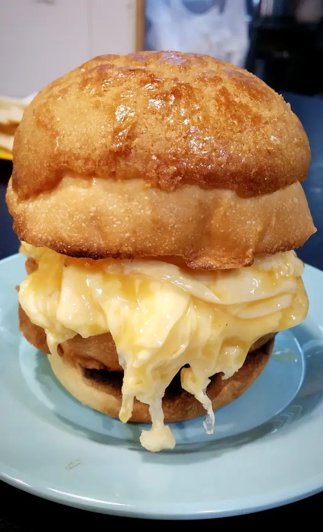 兩層菠蘿包和滑蛋加埋有一定嘅厚度 厚到豬小姐要分兩層去食