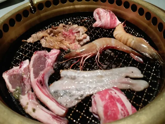 羊架係老公至愛，老爺就狂食蝦…… 
d 蝦都唔算細，燒完縮咗水都食到3啖。