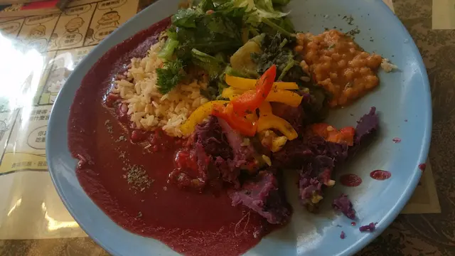 羅馬菜摧芽沙律、番薯苗紫薯三色椒、越式地瓜沙葛蕎麥、紅菜頭醬汁