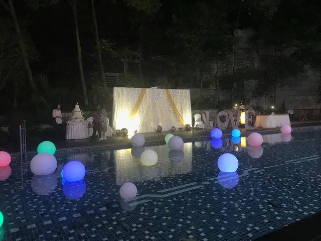 POOLSIDE