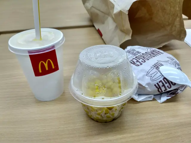 細橙汁，粟米杯，漢堡包