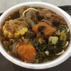牛魔王面$51 一见到面有点惊讶😦有红罗白、粟米既 仲有好多酸菜，佢话牛魔王面有3款以上既，牛根腩、牛肚、牛舌；我加左$3转左食上海面