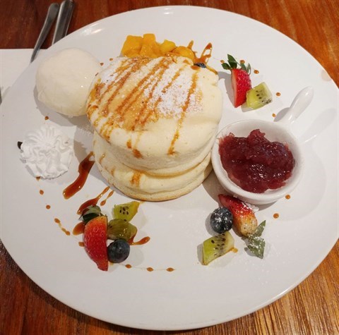 鮮雜果厚Pancake伴玫瑰花釀醬 - 荃灣的Aroma Dessert Cafe