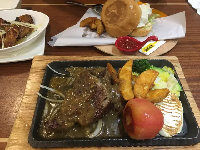 厚切牛柳叫左7成，但肉質咁熟都一樣細嫩，加上惹味黑椒汁同會爆汁嘅原隻番茄，仲有兩塊特別嘅鐵板豆腐佐碟。