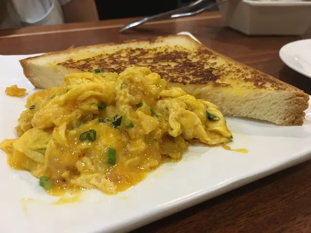 呢個炒蛋好特別,蔥花鹹蛋加雞蛋嘅組合新奇有趣,味道居然好夾,濃得有啲似蝦醬味,值得一試!