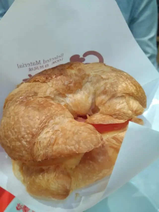 自創牛角包漢堡(碎蛋)