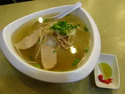 越式扎肉配手撕雞湯河($50)