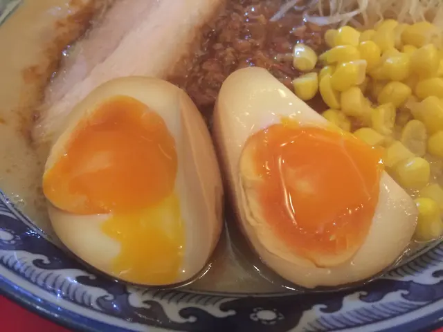 半熟蛋流心程度不高,
但勝在蛋白醬油味濃,蛋黃咬下去微微黏口,蛋黃油香,好味道!😋