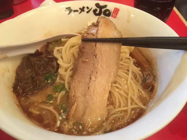 軟腍入味的叉燒,
悉心烹調的配料竹筍、木耳、椰菜、青蔥和灑上芝麻,
層次感達至極致~☺️