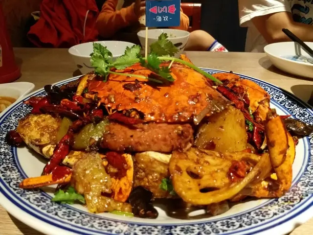本來以為細細碟，點知咁大咁多，有蟹，有蝦，仲有午餐肉，好香，抵食