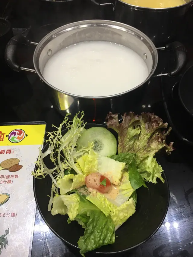 雜菜沙律配芝麻沙律醬