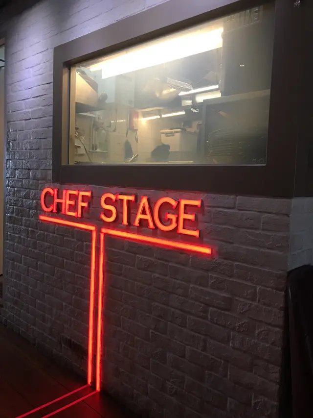 原來地點頗方便的....一出地鐵，再上隧道多行5分鐘便到.  一入餐廳從玻璃窗已望到師傅們的英姿，期待喔～