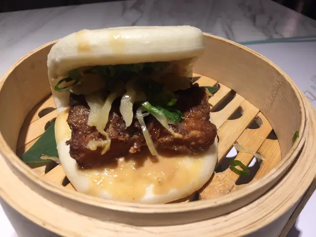 蝦醬腩肉虎夾包