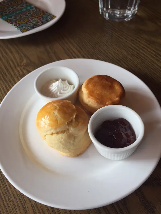 牛油鬆餅配鮮忌廉及果醬