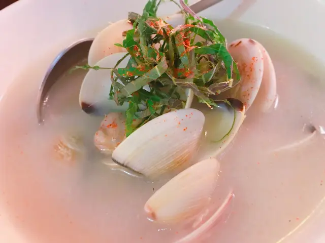 韓國米酒熬的貝殼湯