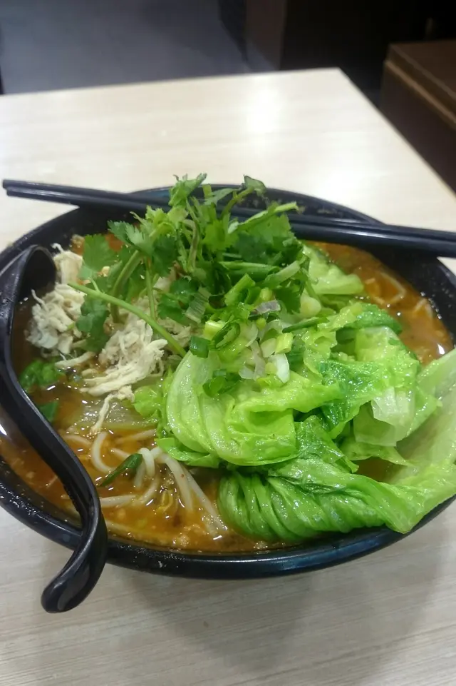 雞絲生菜酸辣米線