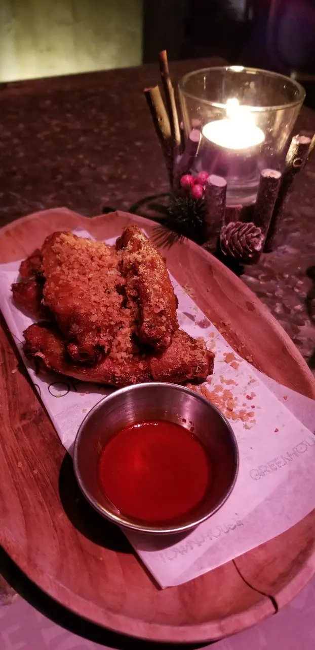 雞翼配青檸檬香茅秘製森巴醬