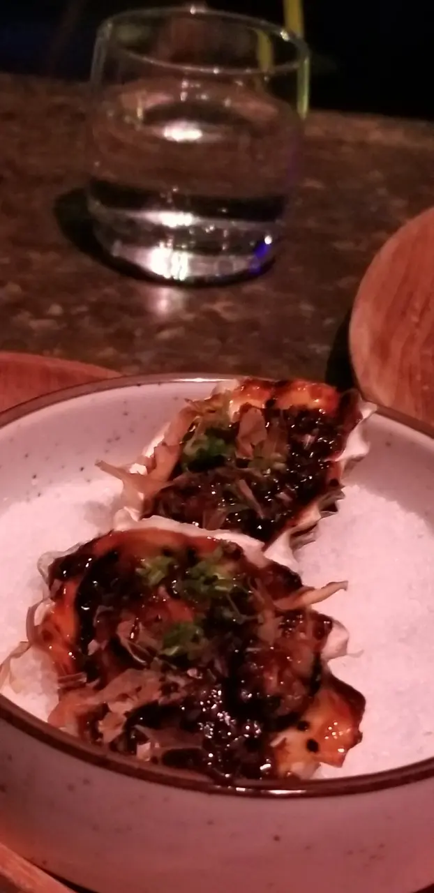 灸烤新鮮生蠔配秘製辣油