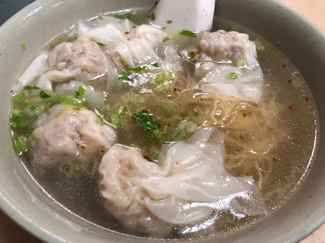 雲吞麵加樽裝汽水