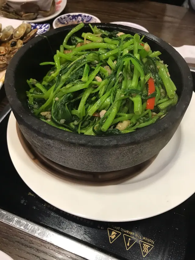 呢個比較多油，味道普通，份量足。即是炒通菜，朋友說有咸咗d