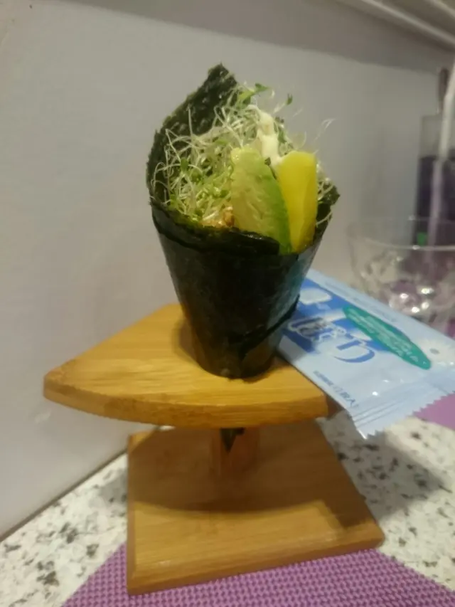 香芒牛油果苜蓿芽手卷