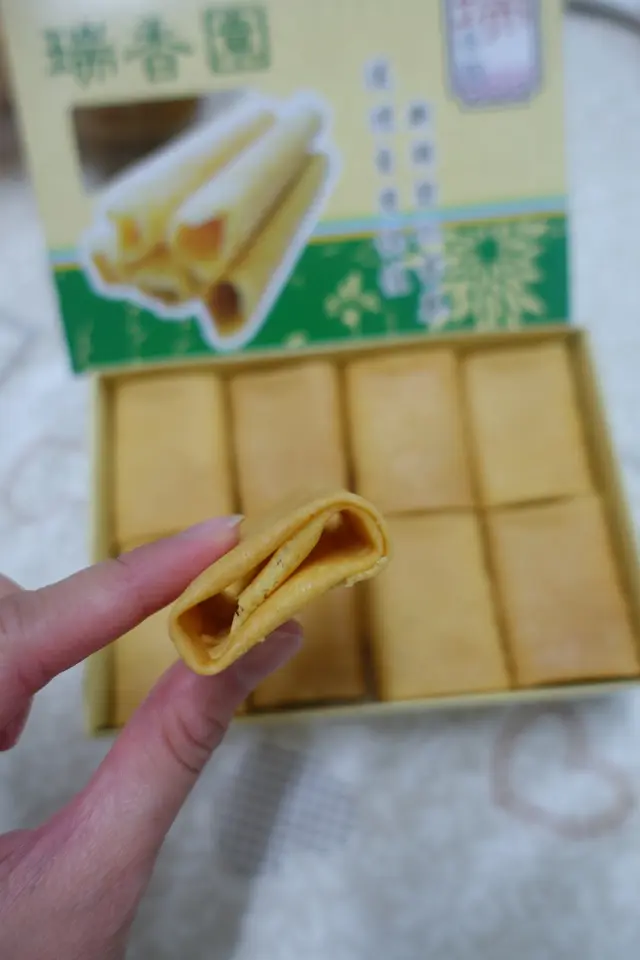 色澤鮮黃的鳳凰卷，鳳凰卷很薄，卻是入口啖啖鬆脆！