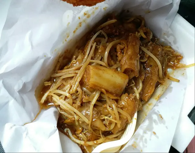 熱辣辣,配料多,辣味夠。但味道可以更出,價錢貴