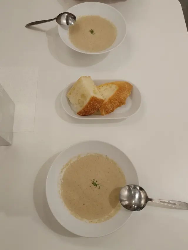 攪碎蘑菇濃湯+鬆軟麵包,有誠意!