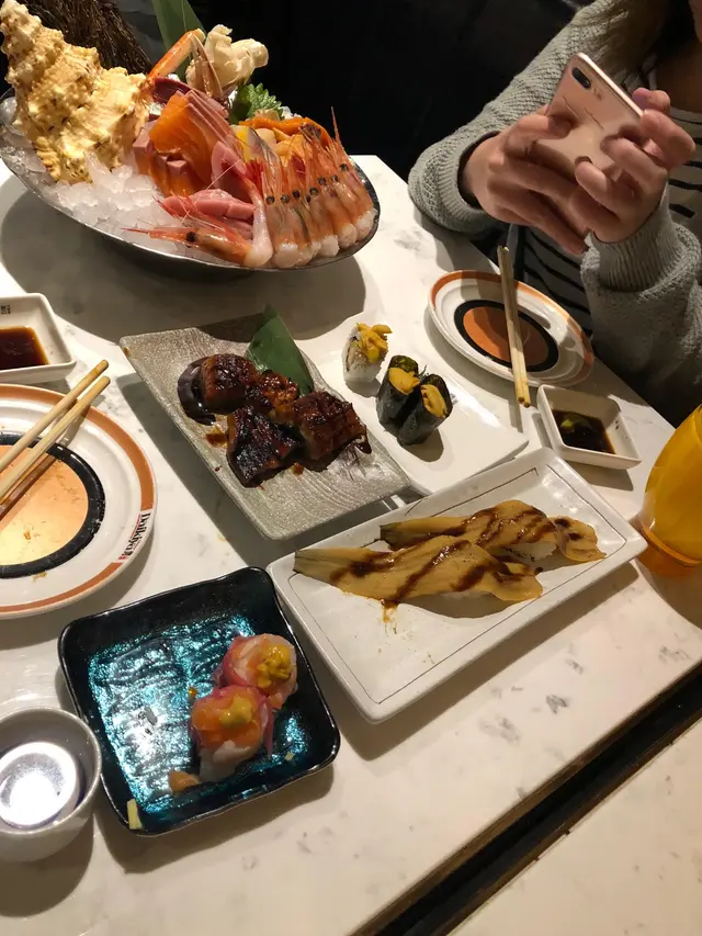 張枱好夠大,已經擺左勁多大堆頭野,都仲有好多位。
重點係,我地兩個人係有兩張連埋既大枱,D野完全亂擺唔係問題!
無係其他放題試過!