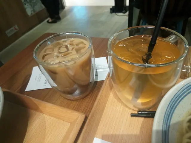 加6蚊的飲品~凍咖啡 & 荔枝綠茶