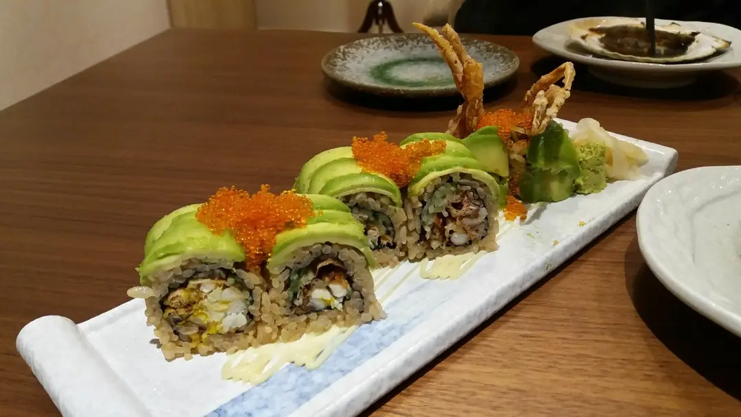 牛油果软壳蟹寿司