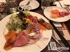 沙律的選擇很多，煙三文魚也非常肥美 - 紅磡的Promenade 西餐廳