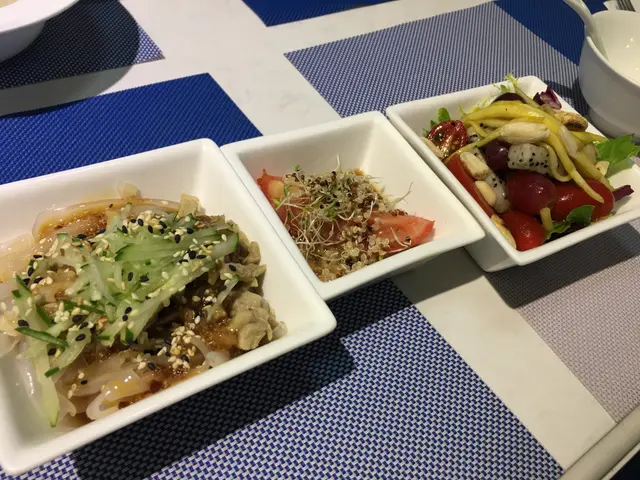 左一是 麻醬 沙薑豆絲粉皮 (5/5) , 左二是 羅馬蕃茄藜麥伴胡麻醬(5/5), 左三是泰式青芒果鮮果沙律 (4/5)