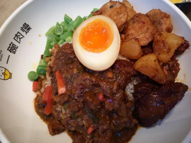 肉燥飯, 配卥旦及炸肉丸
